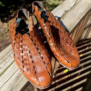 Hippie Clogs - Sling Back Leather Round Toes - 90s does 70s!!